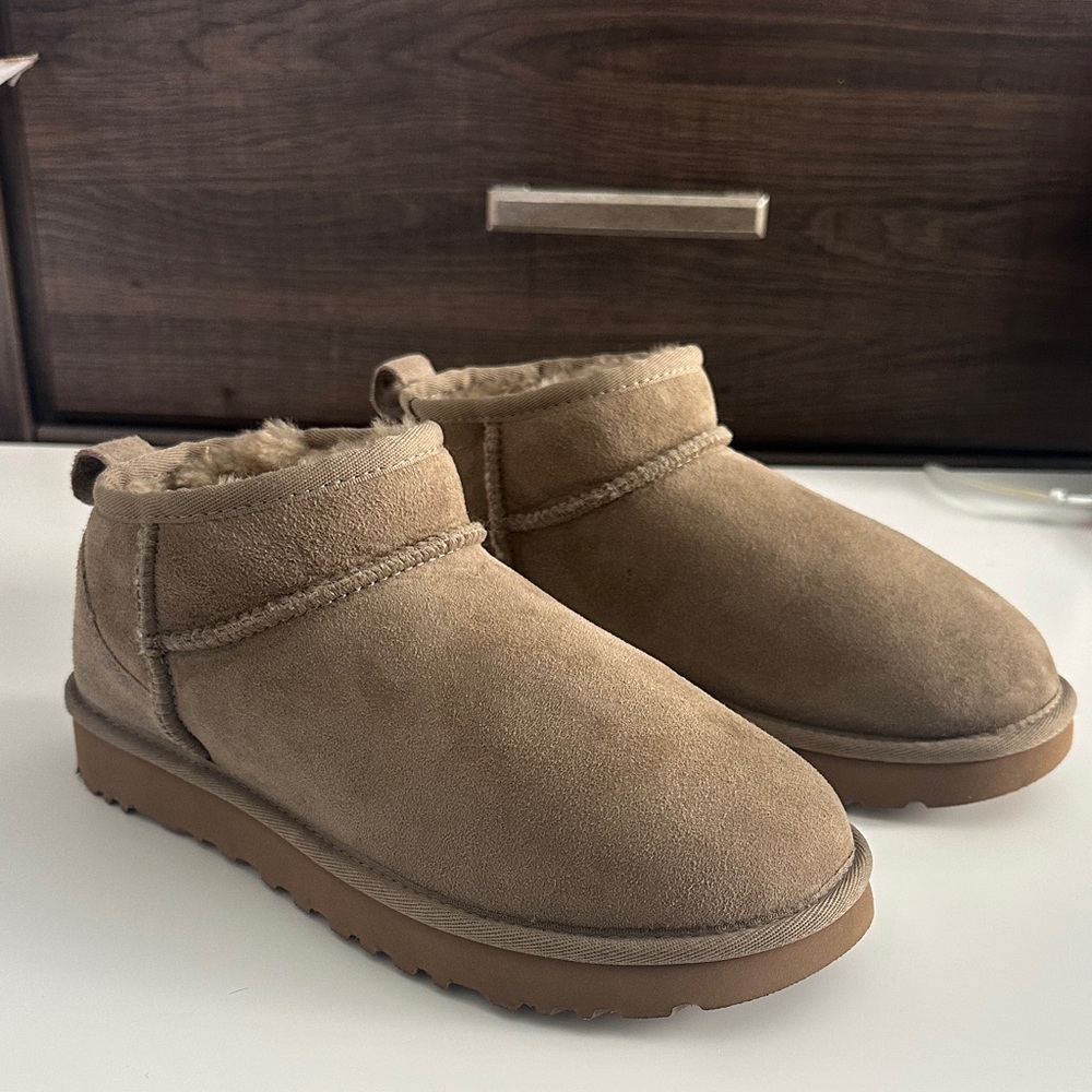 UGG Women's Sz 7 Classic Ultra Mini Tan Ankle Booties